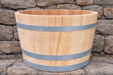 Blumenkübel aus einem 100 Liter Kastanien Holzfass