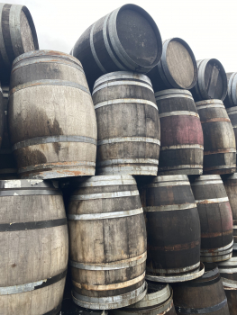 aussortierte 225 Liter Holzfässer