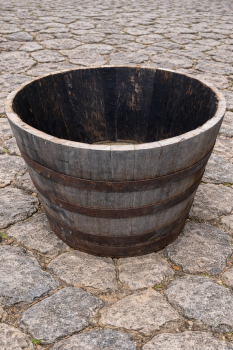 Sehr grosser Blumenkübel aus einem gebrauchten 500 Liter Holzfass