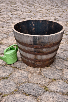 Preview: Sehr grosser Blumenkübel aus einem gebrauchten 500 Liter Holzfass