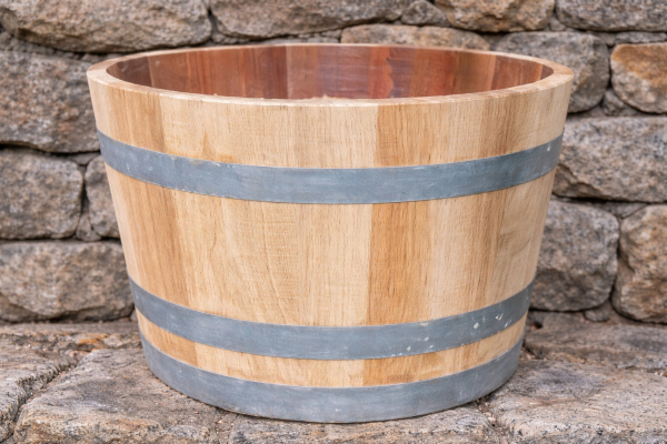 Blumenkübel aus einem 150 Liter Kastanien Holzfass