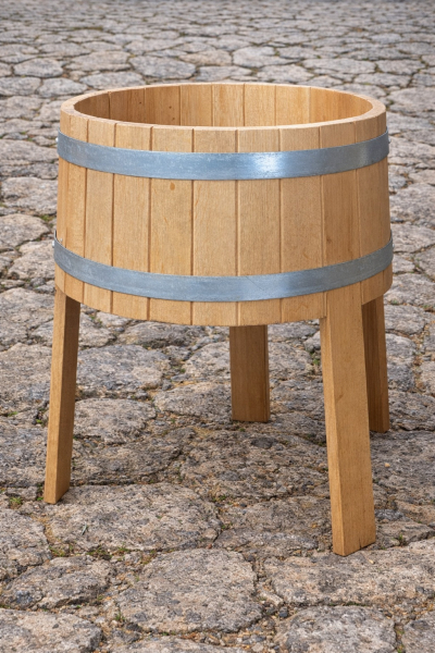 Pflanzenkübel auf drei Beinen