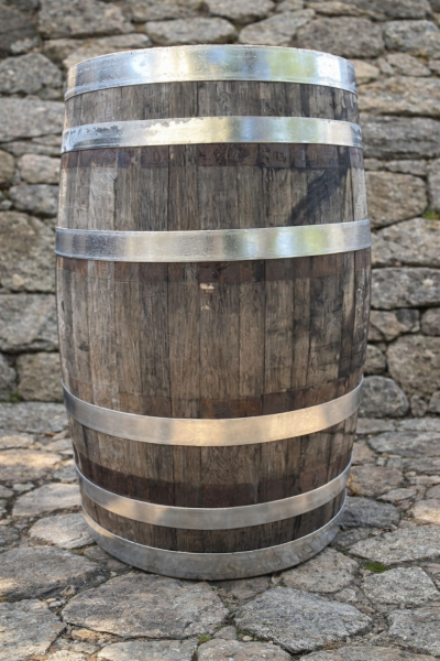 Whiskeyfass mit neuen verzinkten Reifen
