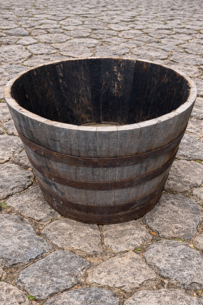 Sehr grosser Blumenkübel aus einem gebrauchten 500 Liter Holzfass