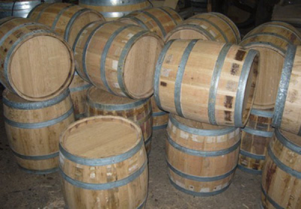 Umarbeiter zum Befüllen (Rotweinfassholz)